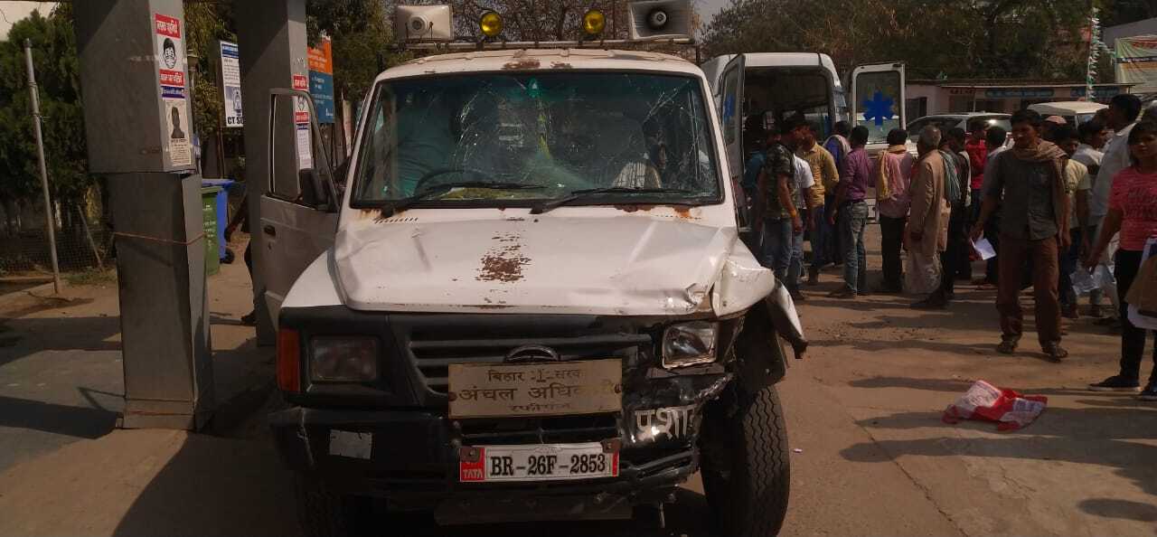 Road Accident: औरंगाबाद में सरकारी अधिकारी के वाहन ने बाइक सवार चाचा-भतीजे को रौंदा, फिर ऑटो में मारी टक्कर