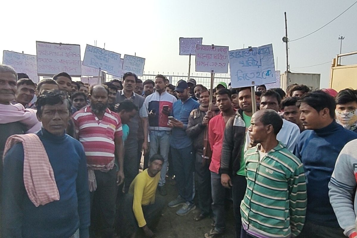 WB News : कांकसा कोयला कंपनी के खिलाफ ग्रामीणों ने कार्य रोक जताया विरोध प्रदर्शन