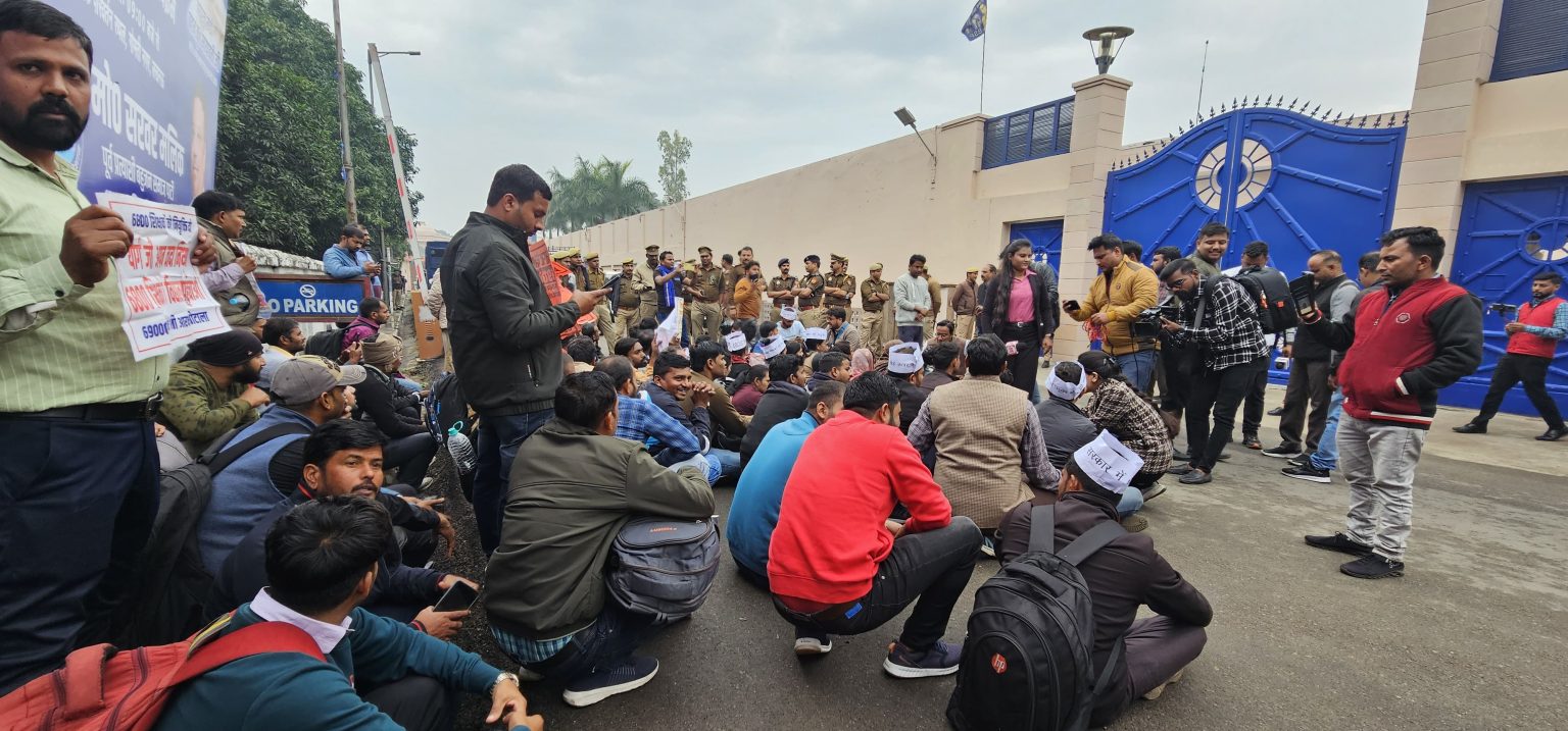 यूपी में 69000 शिक्षक भर्ती के अभ्यर्थियों को मायावती का मिला समर्थन, कांग्रेस बोली- क्यों नहीं सुन रही सरकार