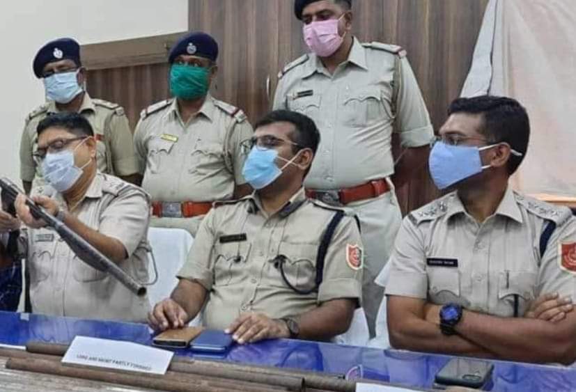 अवैध हथियार के कारखाने का खुलासा, हथियार और उपकरण जब्त, मुख्य आरोपी रमजान अली फरार