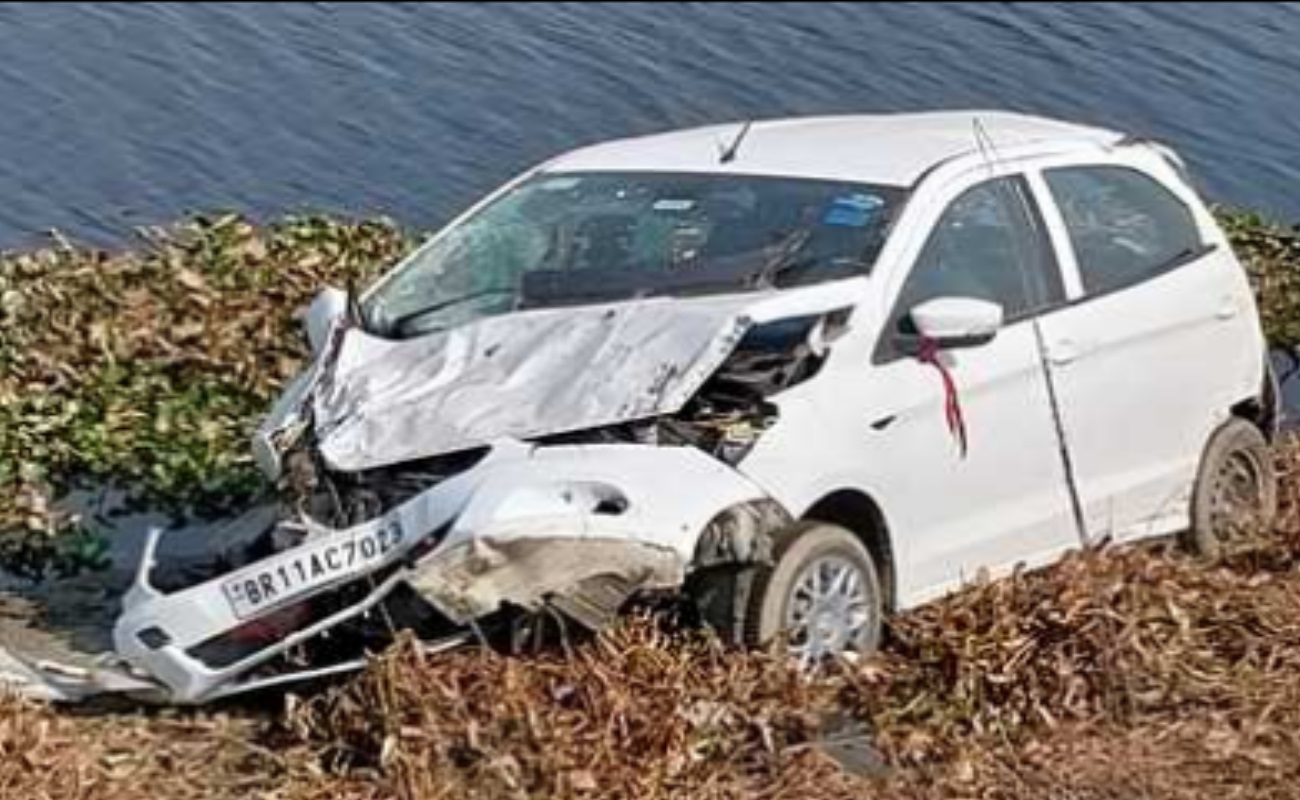 Bihar News: NH 57 पर चक्का ब्लास्ट करने से खाई में गिरी कार, महिला की मौत, चार घायल