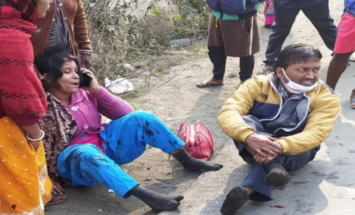 चांडिल में दर्दनाक सड़क दुर्घटना, हाइवा के चपेट में आने से छह साल के बच्चे की मौत, माता-पिता घायल