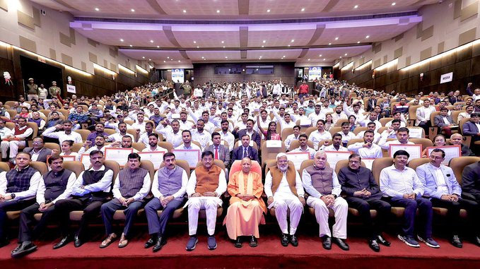UP News: सीएम योगी ने गिनाई अपनी सरकार में की गई भर्तियां, बोले- विकास को पसंद नहीं करने वाले करते हैं राजनीति