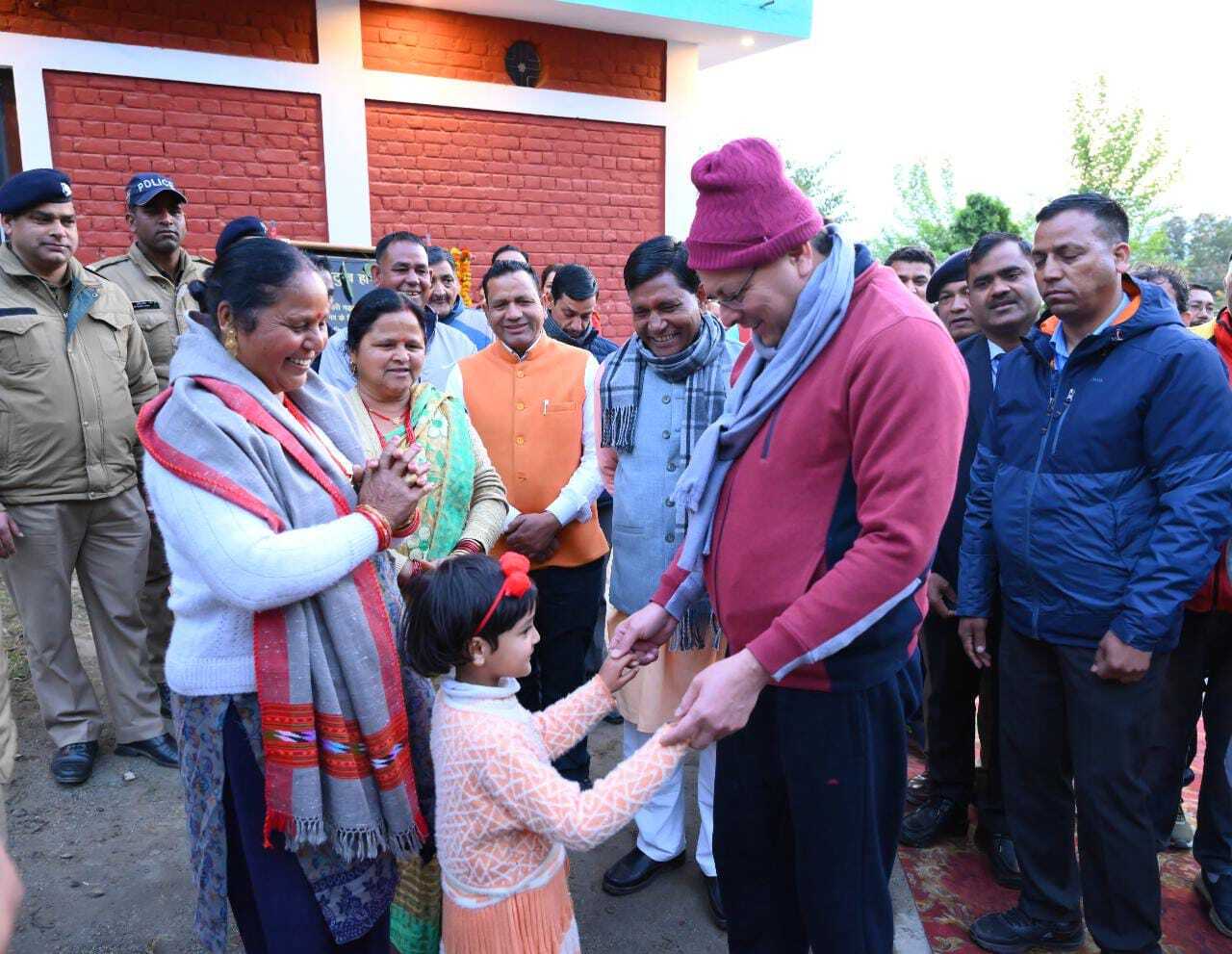 Tehri News: सीएम पुष्कर सिंह धामी टिहरी में मॉर्निंग वॉक पर निकले, लोगों से की मुलाकात, पॉवर वीडर से खेत जोता