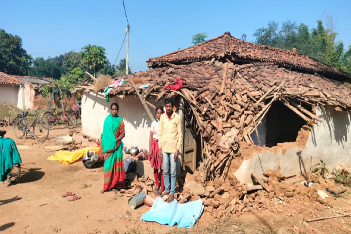 लोहरदगा में गजराज का आतंक, तोड़ डाले तीन घर, फसलों को भी किया तहस नहस