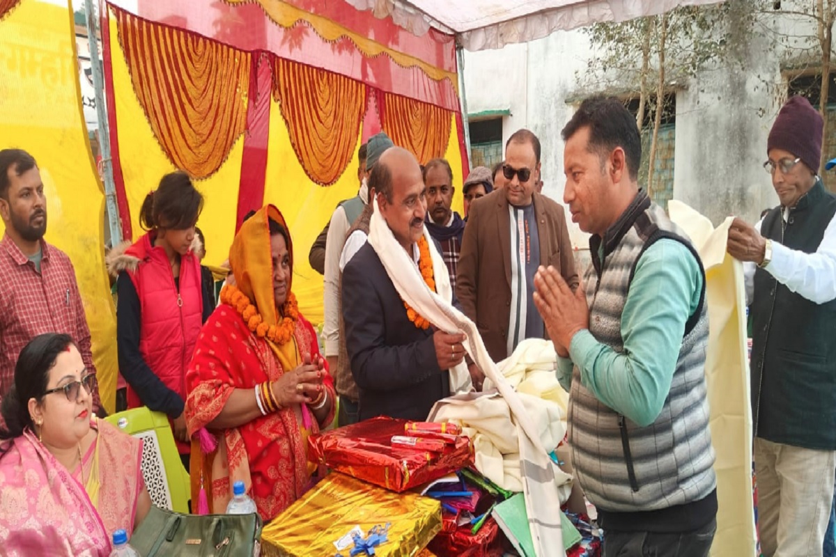 गढ़वा : सेवानिवृति शिक्षक के साथ छह किलोमीटर पैदल चले विद्यार्थी