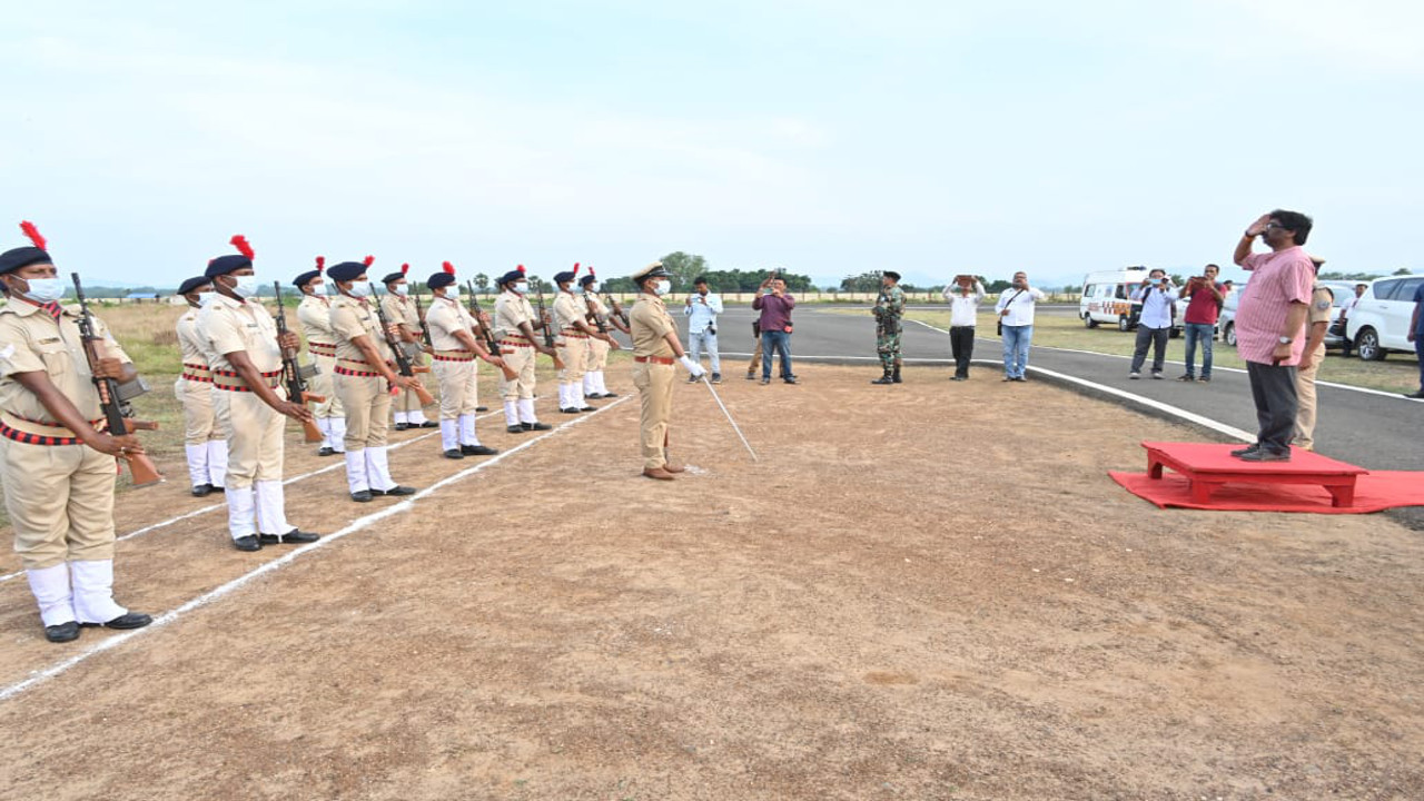 दुमका पहुंचे मुख्यमंत्री हेमंत सोरेन, आज पुलिस लाइन में करेंगे झंडोत्तोलन