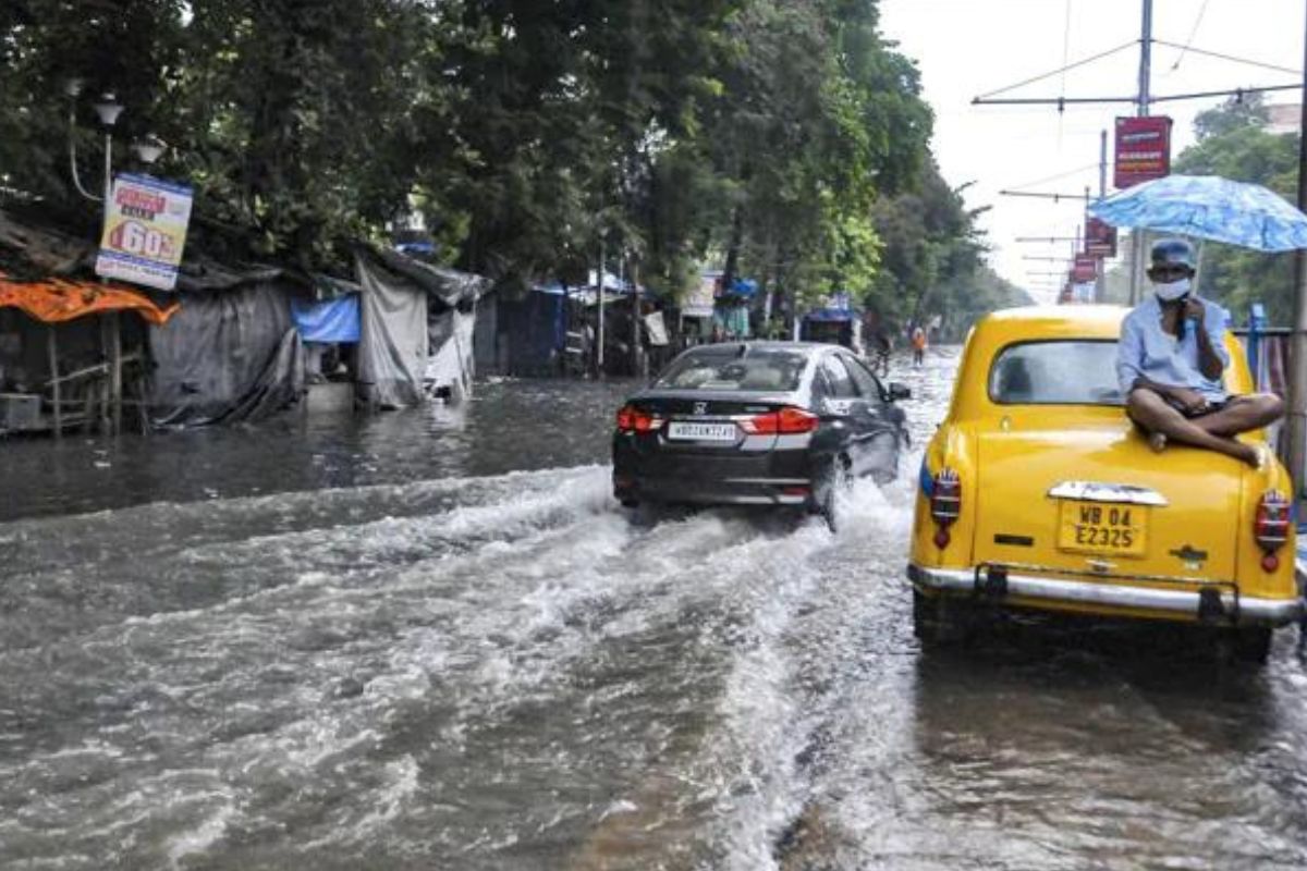 Bengal Weather Update : कोलकाता समेत दक्षिण बंगाल के छह जिलों में आज भी बारिश की संभावना
