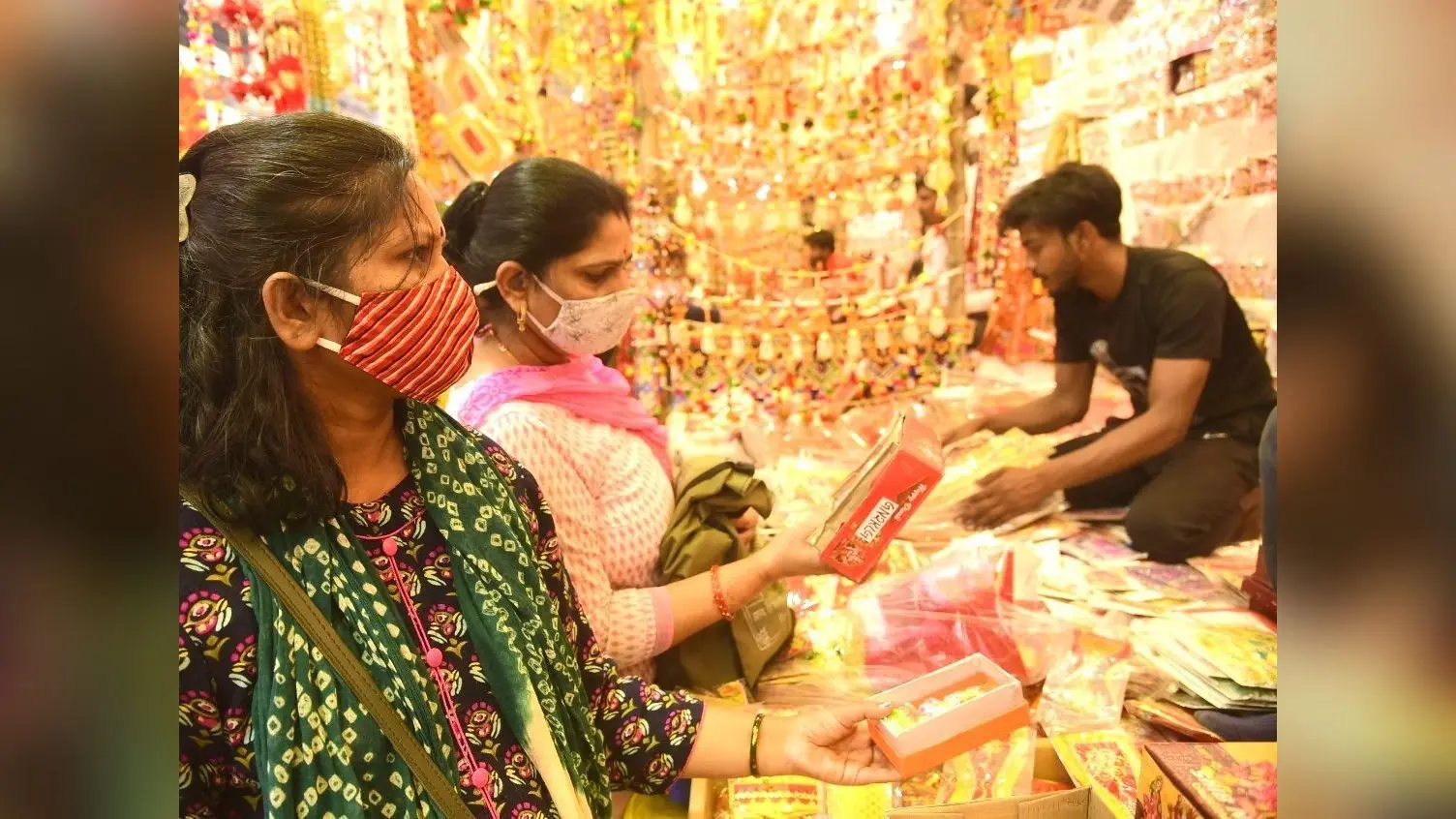Diwali 2021: इस दिवाली धमाकों से नहीं ग्रीन पटाखों से मनाएं खुशियां, योगी सरकार ने क्यों किया ऐसा फैसला?