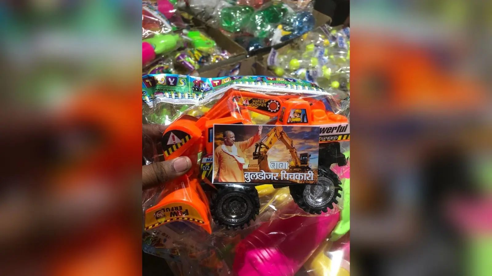 Holi 2022: बनारस में सर चढ़ कर बोल रहा योगी-मोदी का क्रेज, 3 दिन में बिके 50 हजार ‘बाबा बुलडोजर’ पिचकारी