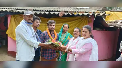 पश्चिमी सिंहभूम : उत्तराखंड से लौटे मजदूर महादेव का मुखिया ने किया स्वागत