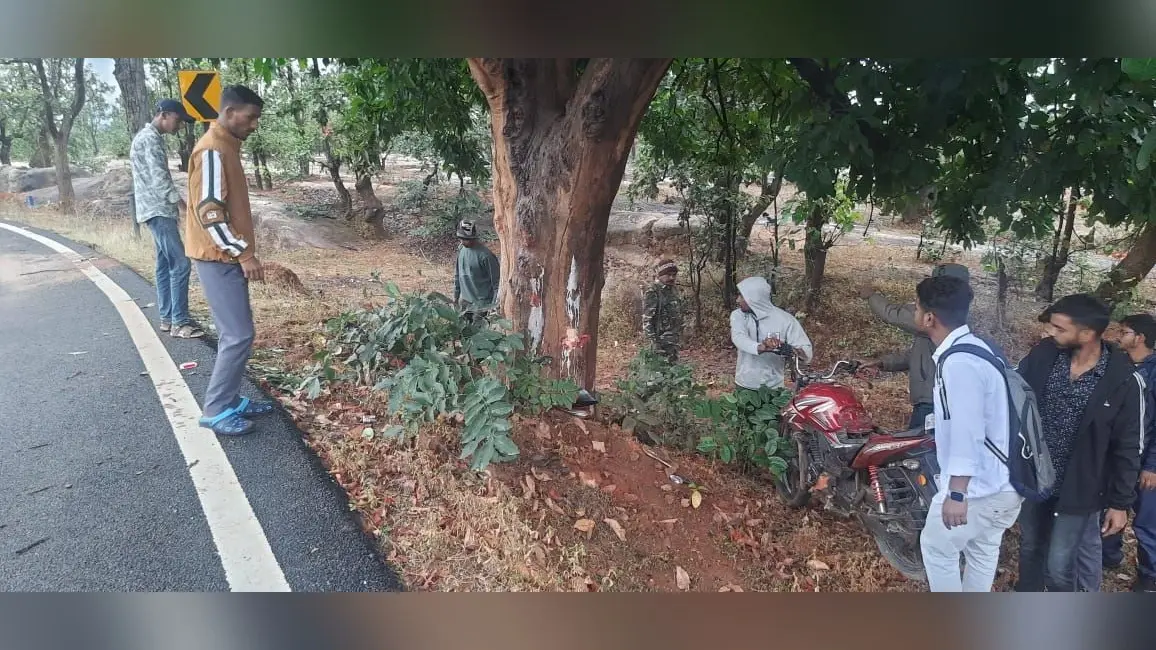 गुमला : सड़क हादसे में दो युवक की मौत, सोलगा गांव स्थित तीखा मोड़ के पास घटी घटना
