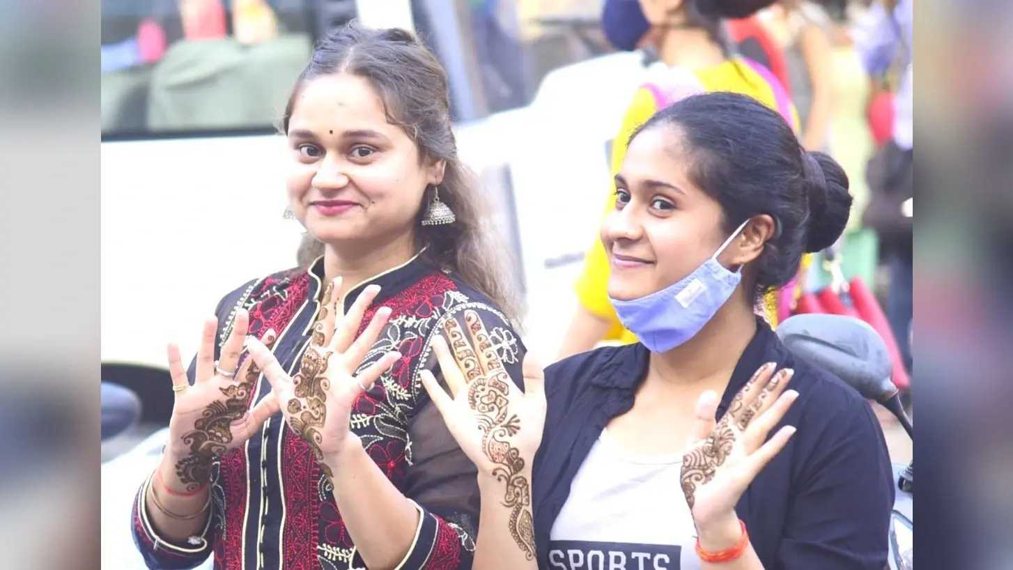 EXCLUSIVE: पत्नी के लिए पति भी रखते हैं व्रत, कोई 35 साल से कर रहा पूजा, किसी का पहला करवा चौथ
