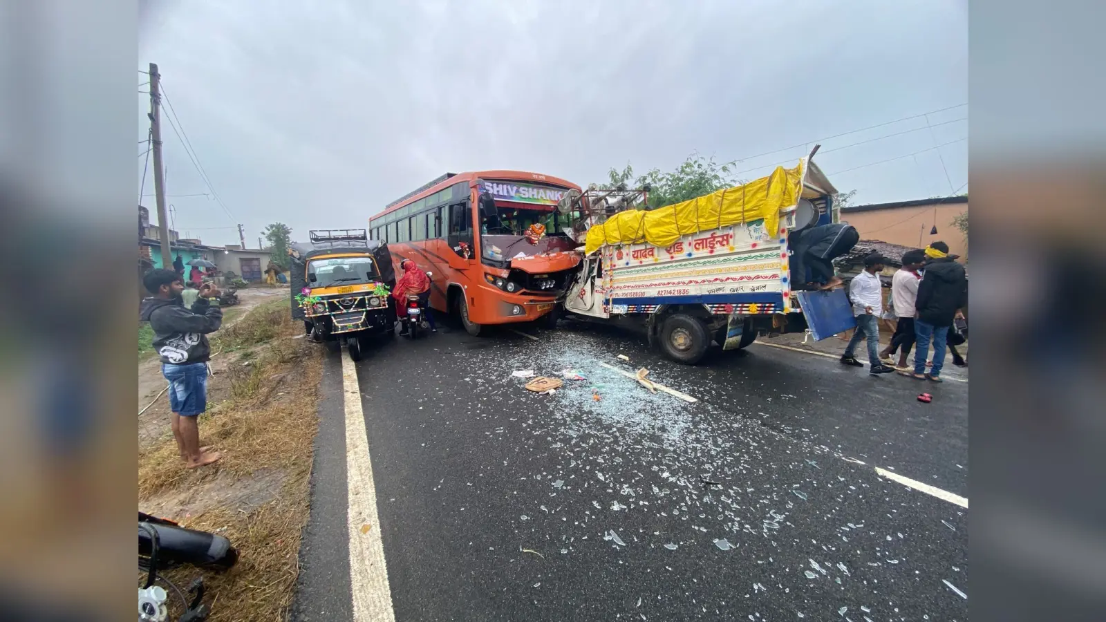 पलामू : बस व पिकअप वाहन में टक्कर, कई लोग गंभीर