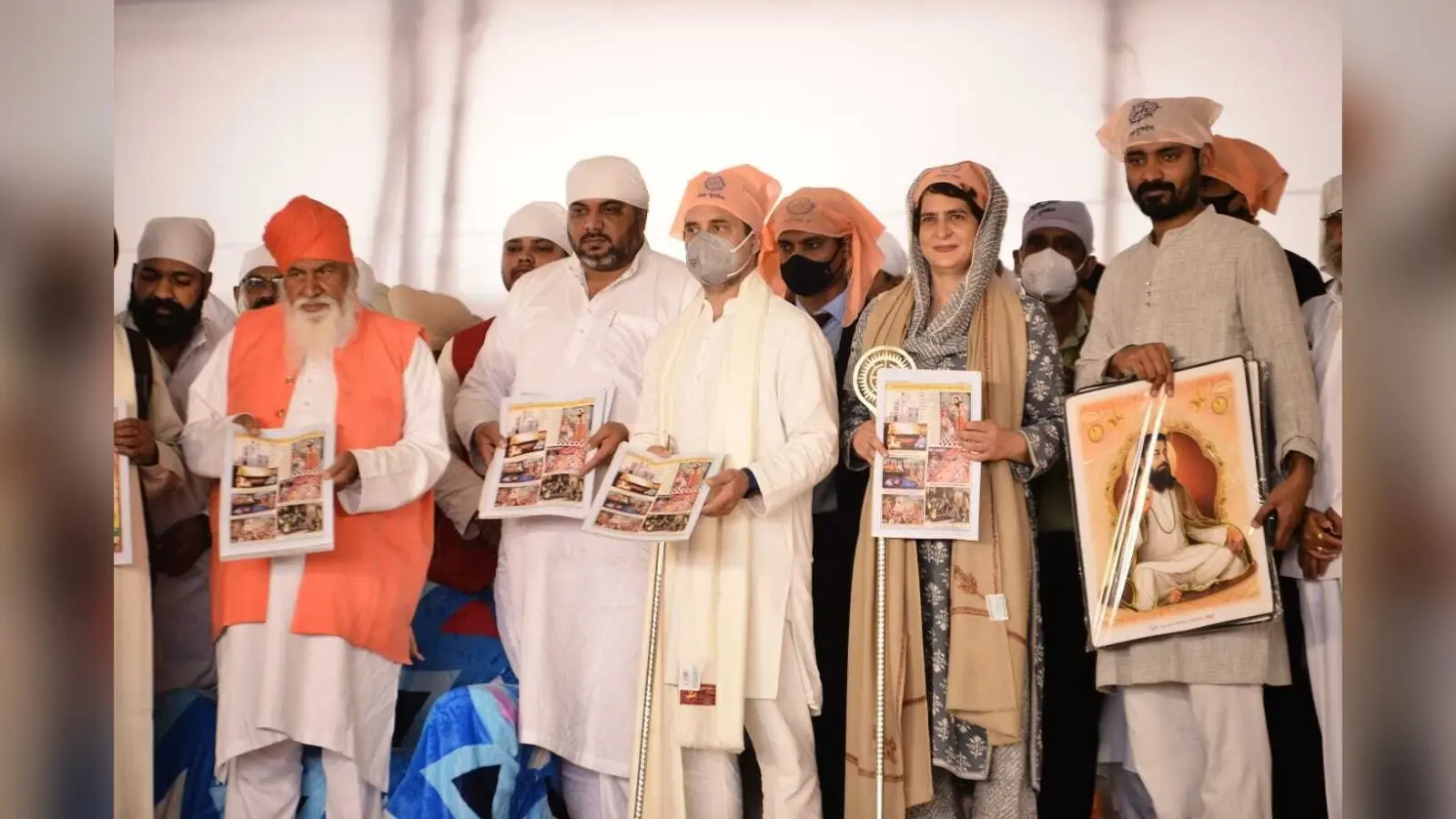 Sant Ravidas Jayanti 2022: जब राहुल और प्रियंका गांधी ने श्रद्धालुओं को खिलाया प्रसाद, देर तक की सेवा