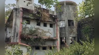 गिरिडीह : नया भवन बनने के बाद भी नहीं हआ हैंडओवर, स्थिति हो गयी जर्जर, लोहे का खंभा लगाकर रहते हैं पुलिस कर्मी