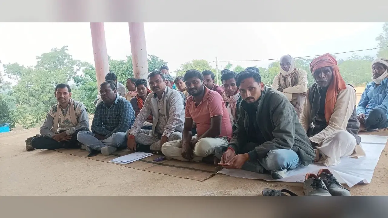 गढ़वा में श्रमदान कर सड़क बनाने पर ग्रामीणों को धमकी, आक्रोशित लोगों ने दिया धरना