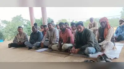 गढ़वा में श्रमदान कर सड़क बनाने पर ग्रामीणों को धमकी, आक्रोशित लोगों ने दिया धरना