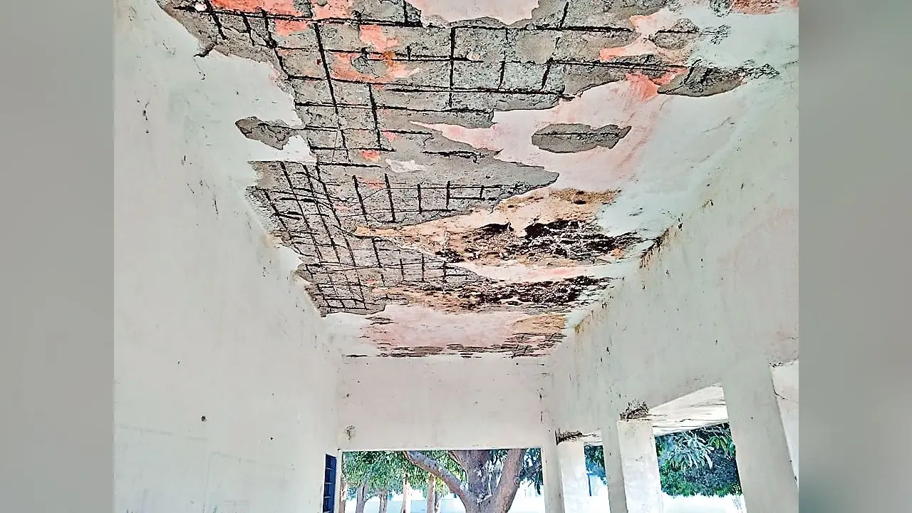 गुमला के राजकीय उत्क्रमित उवि मलई का भवन जर्जर, बरामदे में बैठकर पढ़ने को विवश हैं स्कूली बच्चे
