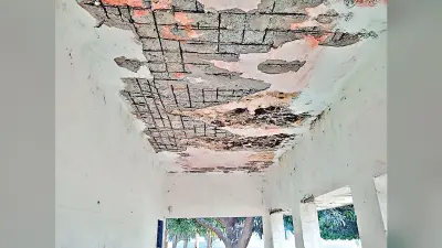 गुमला के राजकीय उत्क्रमित उवि मलई का भवन जर्जर, बरामदे में बैठकर पढ़ने को विवश हैं स्कूली बच्चे