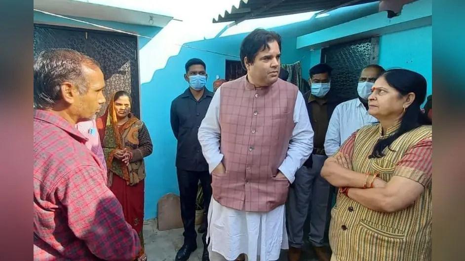 Pilibhit News: पुलिस की प्रताड़ना से परेशान ग्रामीणों ने सांसद वरुण गांधी को घेरा, सांसद ने एसपी से की बात