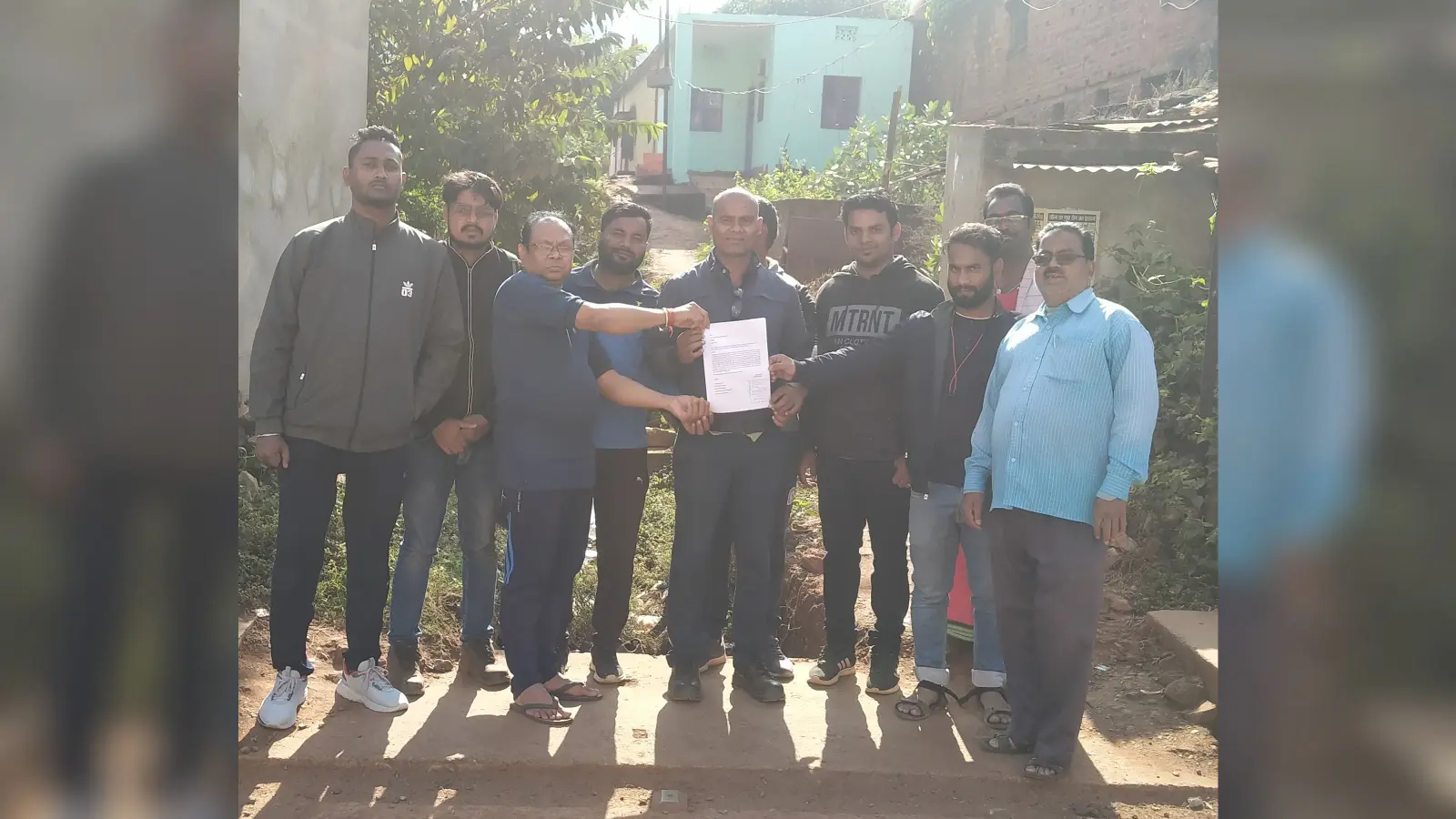 चाईबासा : एक साल बाद भी अधूरा है नाली का निर्माण, ग्रामीण आक्रोशित