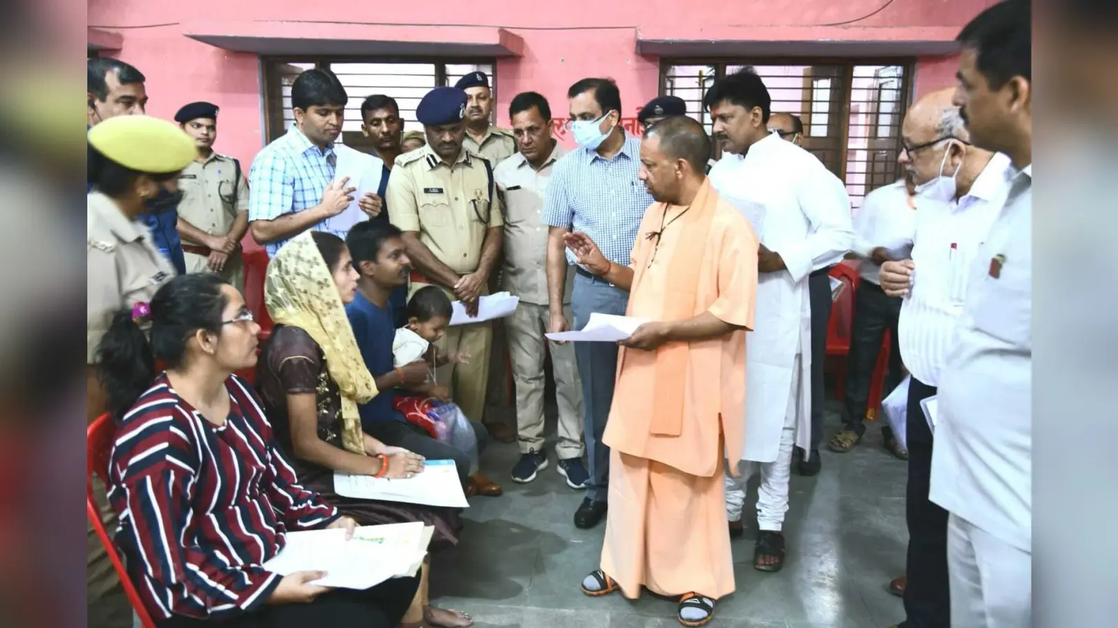 UP News: जनता दरबार में अपने बच्चे के इलाज के लिए माता-पिता ने लगायी गुहार तो सीएम योगी ने लिया ये एक्शन