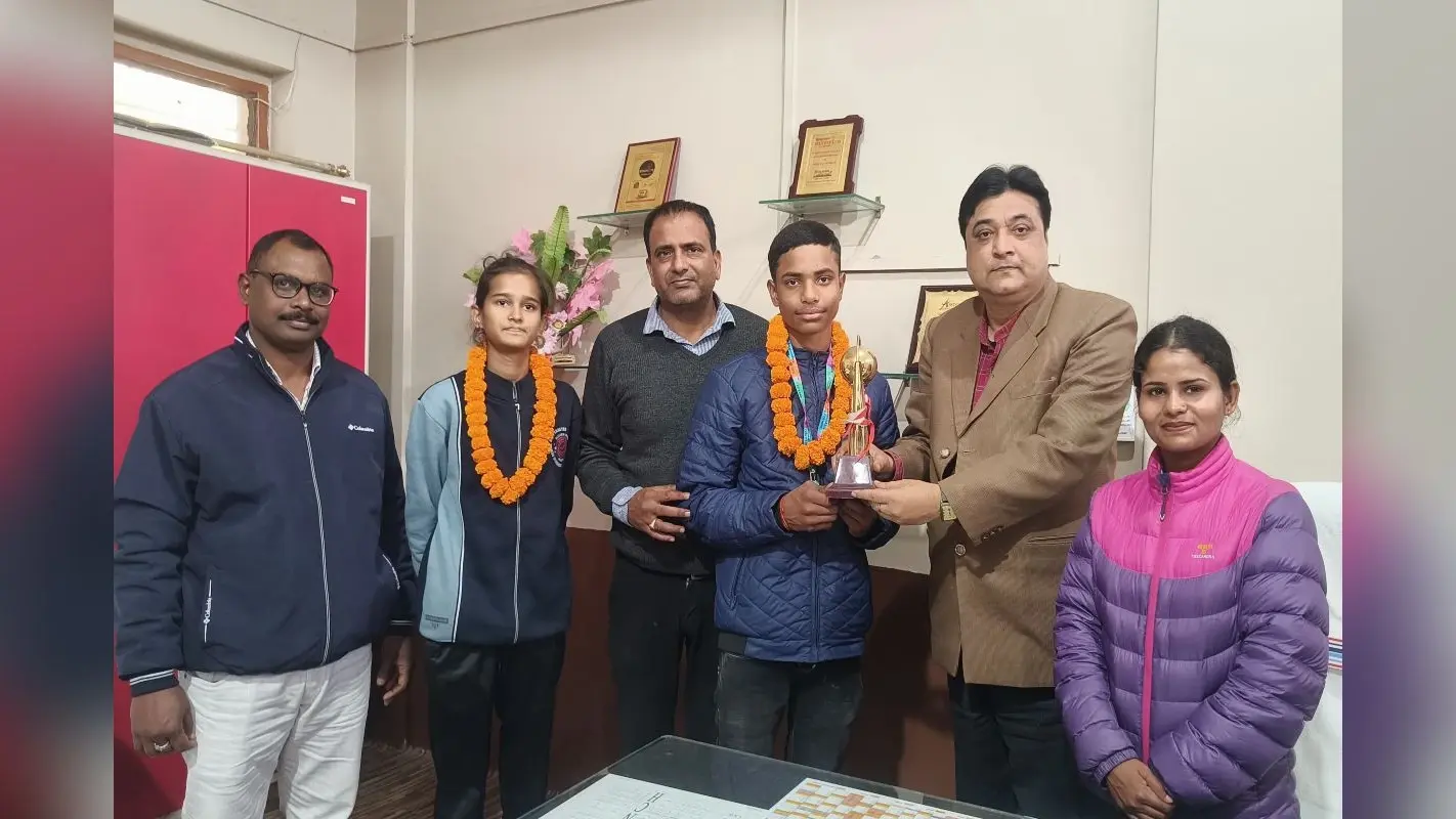 गढ़वा: बॉक्सिंग में विश्वजीत ने जीता कांस्य पदक, विद्यालय ने किया सम्मानित