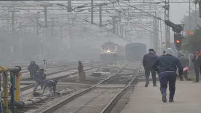 बिहार में कड़कड़ाती ठंड में ठिठुरे लोग, शीतलहर का अलर्ट, देखिए राजधानी पटना में घने कोहरे का कोहराम