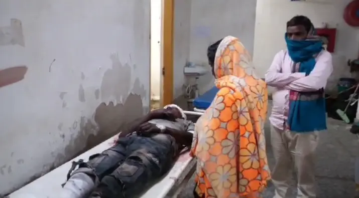 धनबाद : गोधर में डिवाइडर से टकरायी मोटरसाइकिल, तीन युवक घायल