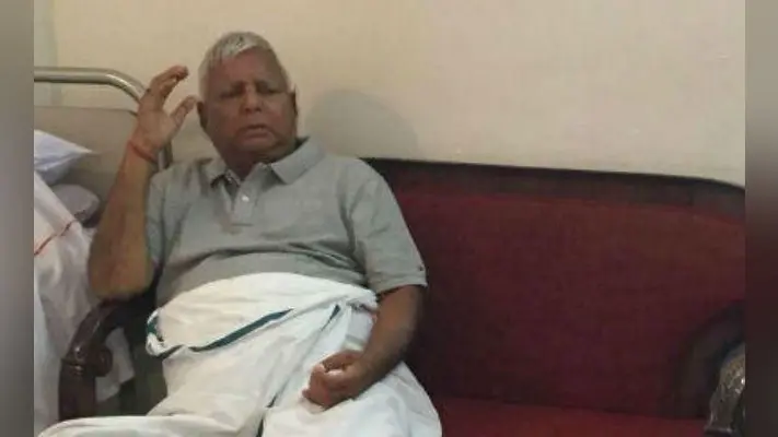 15 दिन में चारा घोटाला के आरोपी लालू को तीसरी बार आया चक्कर, गिरते-गिरते बचे