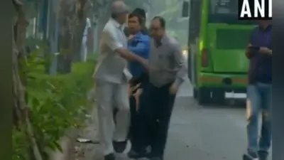 VIDEO: छुट्टी पर भेजे गये सीबीआइ डायरेक्टर आलोक वर्मा के घर के बाहर दिखे संदिग्ध, पुलिस ने दबोचा