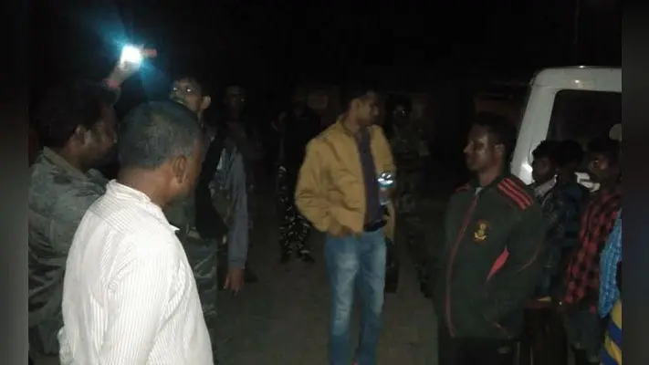 सादे लिबास में गांव में घुसा पुलिस गश्ती दल, ग्रामीणों ने अपराधी समझकर चारों ओर से घेरा