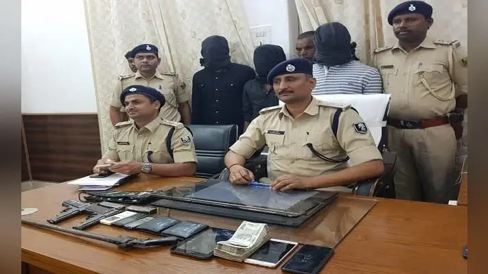 उत्तर बिहार का कुख्यात अपराधी कौशल सहित तीन गिरफ्तार, एक फरार