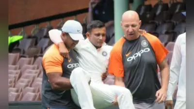 INDvsAUS : पृथ्वी साव को कंधे पर उठाकर मैदान के बाहर ले गये सहयोगी, नहीं खेलेंगे पहला टेस्ट