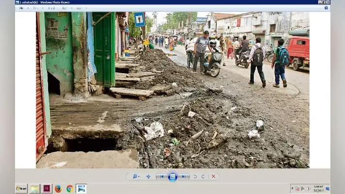नाले का कचरा सड़क पर फैला नरक जैसे हालात