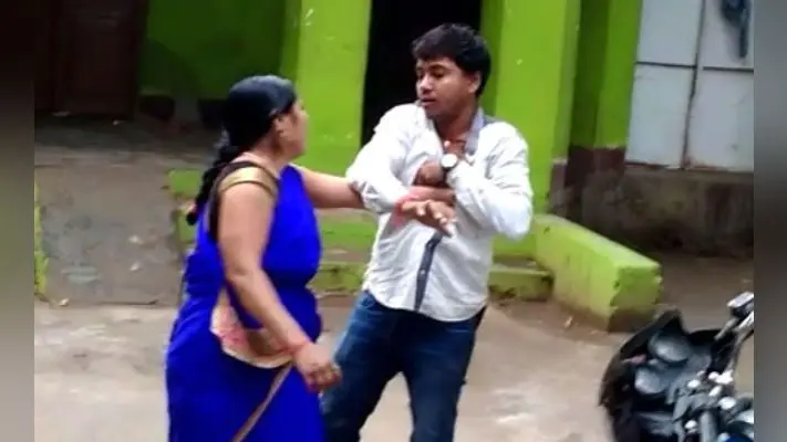 कैमूर : मोबाइल पर परेशान कर रहा था मनचला, महिला ने बुला कर किया ऑन द स्पॉट फैसला