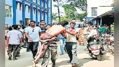 गोद में मरीज को उठा कर ले जाते हैं परिजन