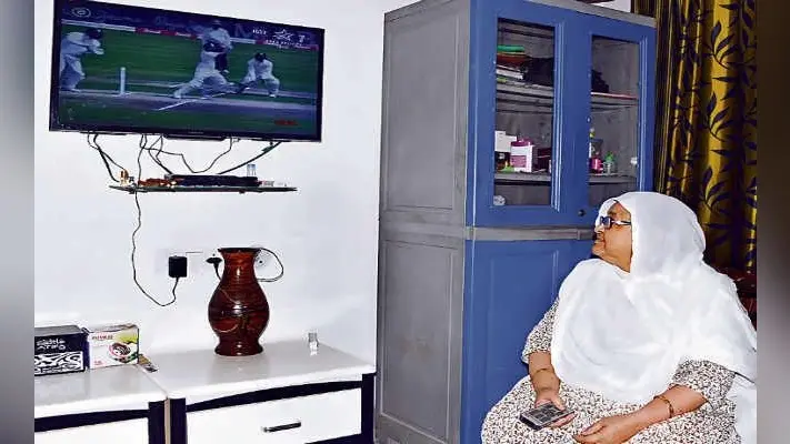 #INDvsSA: बिहार के शाहबाज नदीम के सिर पर टेस्ट कैप सजते ही मां की आंखों से छलके आंसू