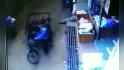 VIDEO : दो मंजिले से गिरा तीन साल का बच्चा और अचानक आ गया रिक्शा, जानें फिर क्या हुआ