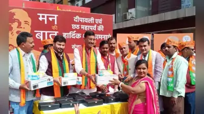 ‘मन की बात’ सुनने के बाद सांसद संजय सेठ ने भाजपा के पंचायत सेवकों को दिये रेडियो