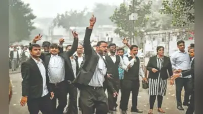 दिल्ली में गुरुवार को भी जारी रहेगी वकीलों की हड़ताल, तीस हजारी कोर्ट में संभाली सुरक्षा की जिम्मेदारी