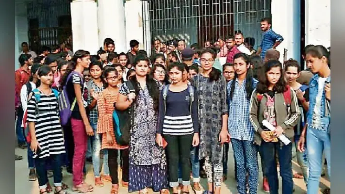 रैगिंग से त्रस्त छात्राओं ने दरभंगा इंजीनियरिंग कॉलेज में जड़ा ताला, तीन दिन पूर्व छात्रों ने हाथ पकड़ कर की थी अभद्रता