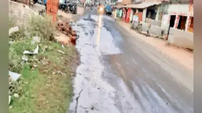 सारठ में सड़क पर बह रहा पानी, लोग प्यासे