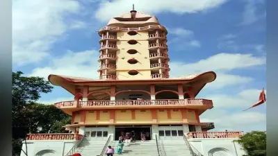 मंदिर परिसर में इश्कबाजी करने से रोकने पर महंथ को पीटा, सोशल साइट पर वायरल किया पिटने का तस्वीर