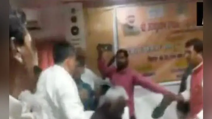 भाजपा MLA और सांसद के बीच जमकर बरसे जूते, VIDEO सोशल मीडिया पर वायरल