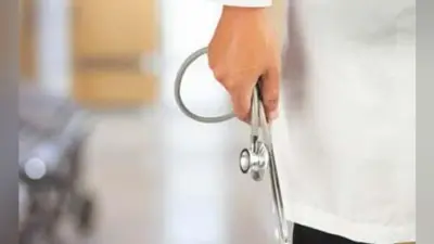 न डिप्लोमा, न ही डिग्री फिर भी कर रहे इलाज