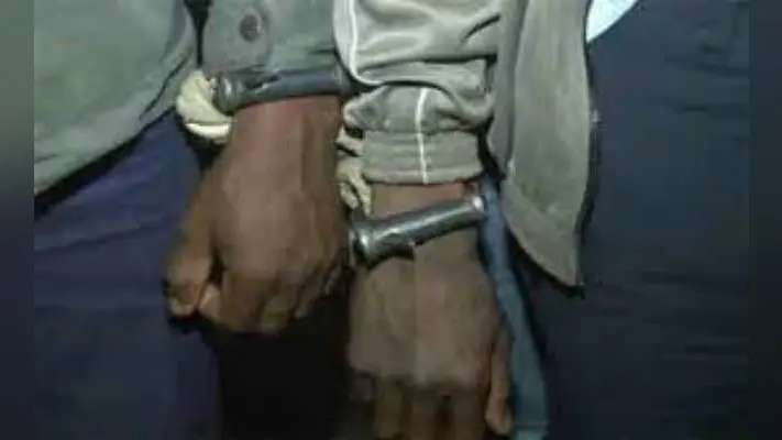 घर पर बेच रहा था शराब ग्राहक बनकर पहुंची पुलिस, भारी मात्रा में शराब बरामद, दो गिरफ्तार