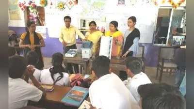 संत मिखाइल स्कूल में मतदाता जागरूकता अभियान, EVM में ब्रेल लिपि के उपयोग की दी गयी जानकारी