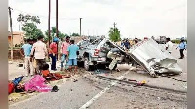 नामकुम : ट्रक व बोलेरो के बीच भिड़ंत में तीन की मौत, छह घायल